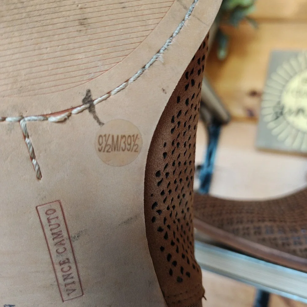 Vince Camuto Celena Perforate Laser Cut Nubuck Leather Ankle Boot Bootie Sz 9.5M